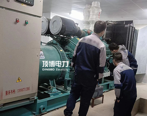 注意!当柴油发电机传动皮带被润滑油、燃油或其它有害液体沾染时必须更换!